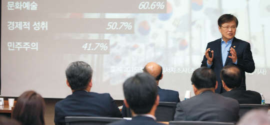 최양희 미래창조과학부 장관이 15일 오후 서울 성북구 한국과학기술연구원(KIST) 국제협력관에서 연구원들을 대상으로 특별강연을 하고 있다.  미래창조과학부 제공